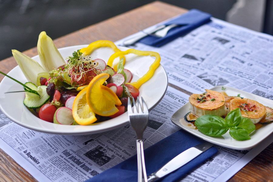 Frische Salate sind ebenfall ein großer Bestandteil der Speisekarte der Prager Botschaft